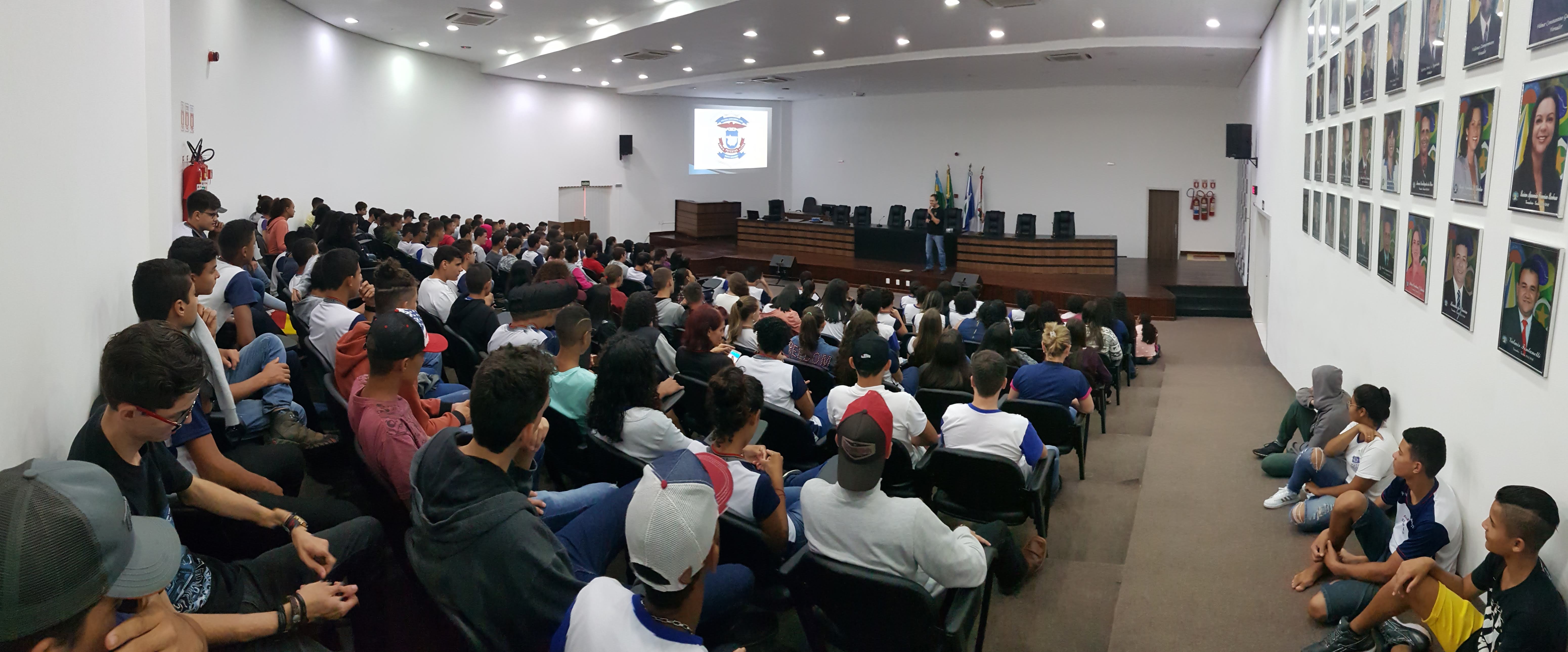 ALUNOS DA ESCOLA ESTADUAL ANDRÉ ANTÔNIO MAGGI RECEBEM PALESTRA SOBRE PREVENÇÃO AO USO DE DROGAS