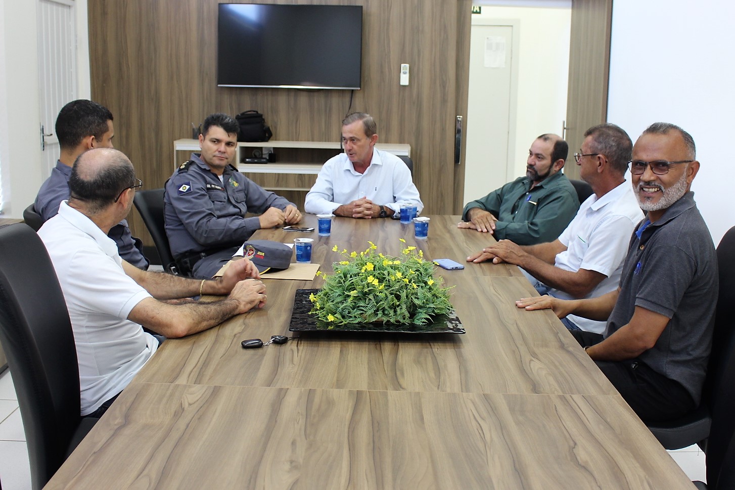 COMANDANTE DA PM CEL MOURETT VISITA CÂMARA MUNICIPAL