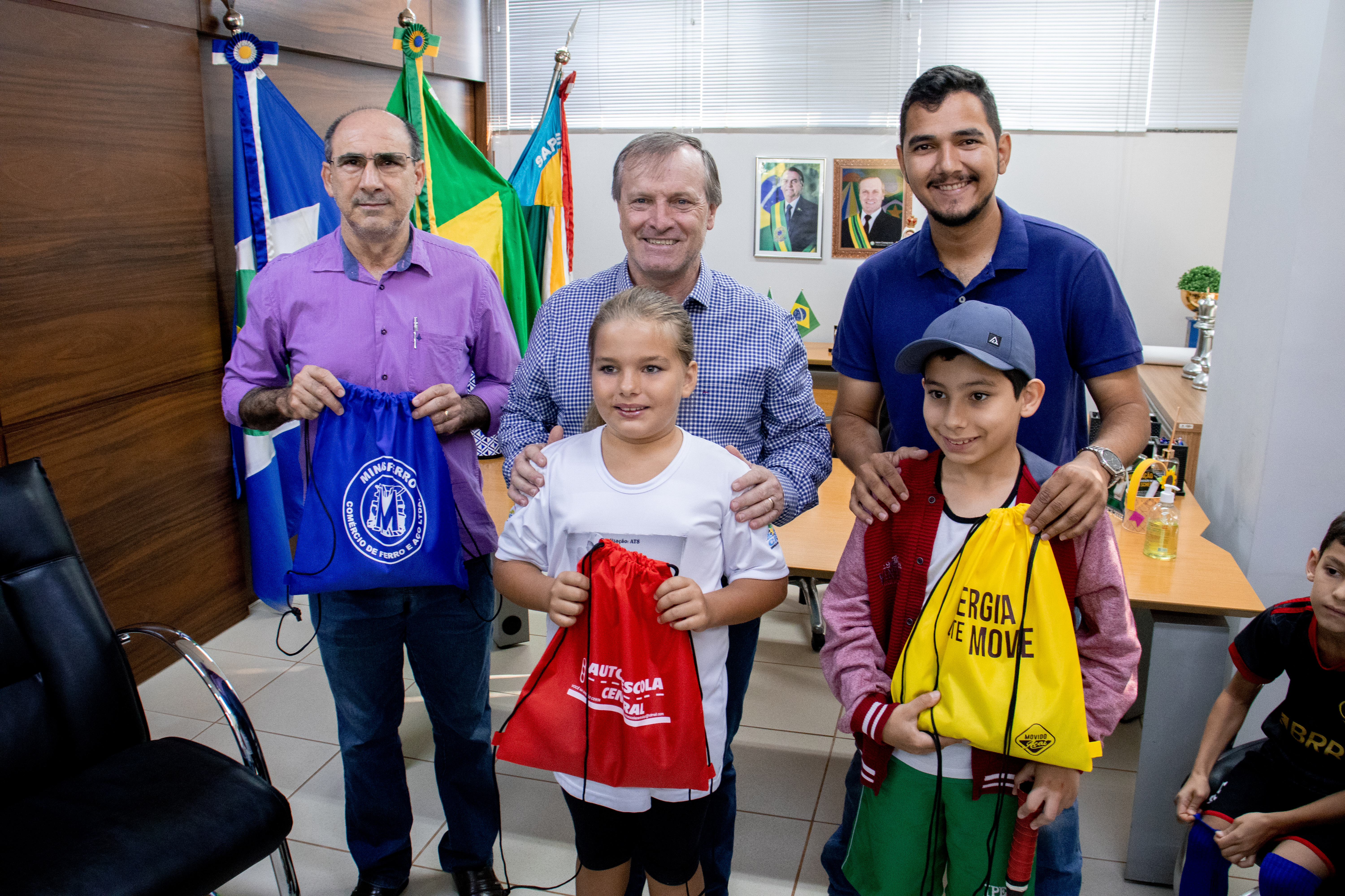 Doação de kit esportivo beneficia atletas de base de Sapezal