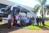 VEREADORES PARTICIPAM DA ENTREGA DO NOVO ÔNIBUS À SECRETARIA DE SAÚDE